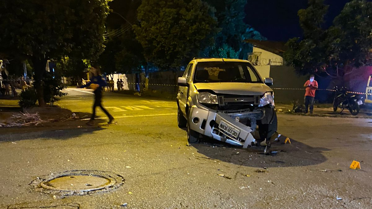 Carro atinge lateral de moto, em Goiânia, e motociclistas ficam em estado grave