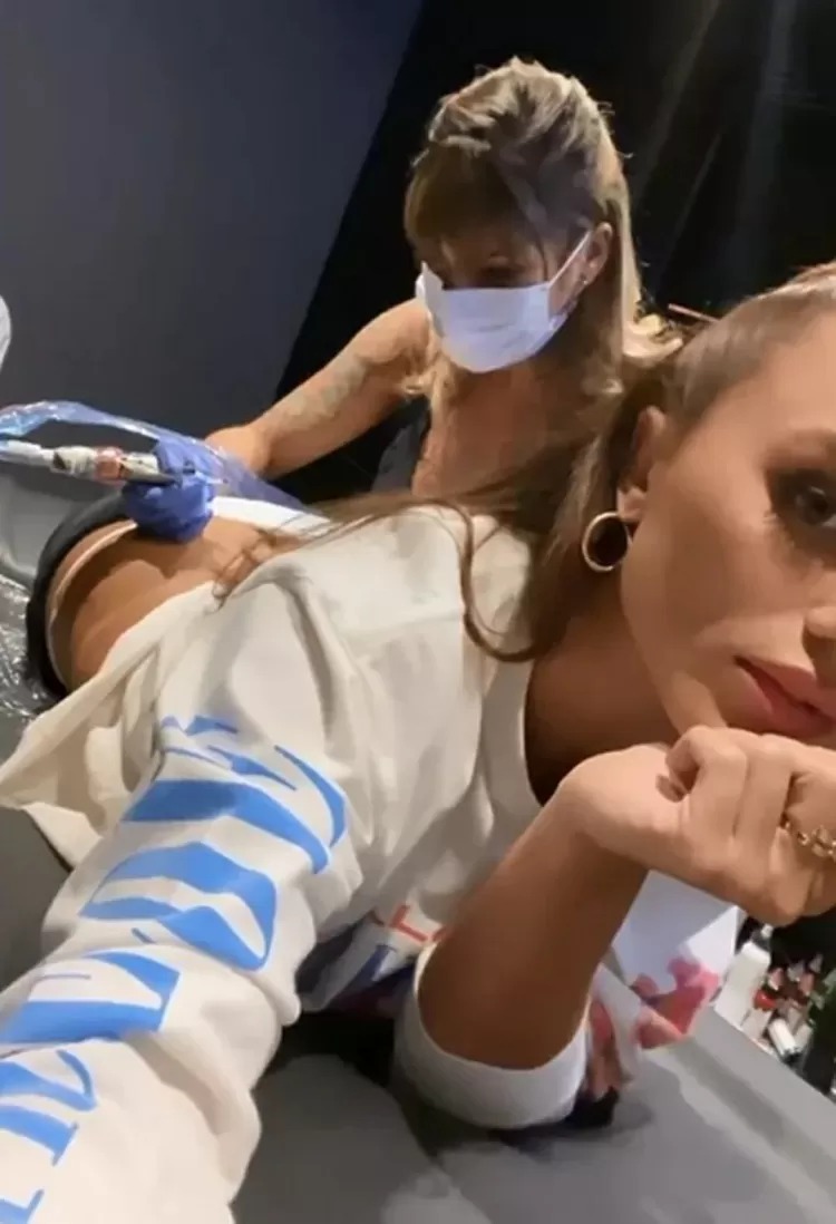 Ex-BBB fez procedimento antes de gravação na Globo. Rafa Kalimann faz tatuagem no bumbum: "Me deu a louca"