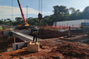 Interdição será entre 9 e 10 de abril. Tráfego é interditado na BR-153 para construção de ponte, em Aparecida de Goiânia