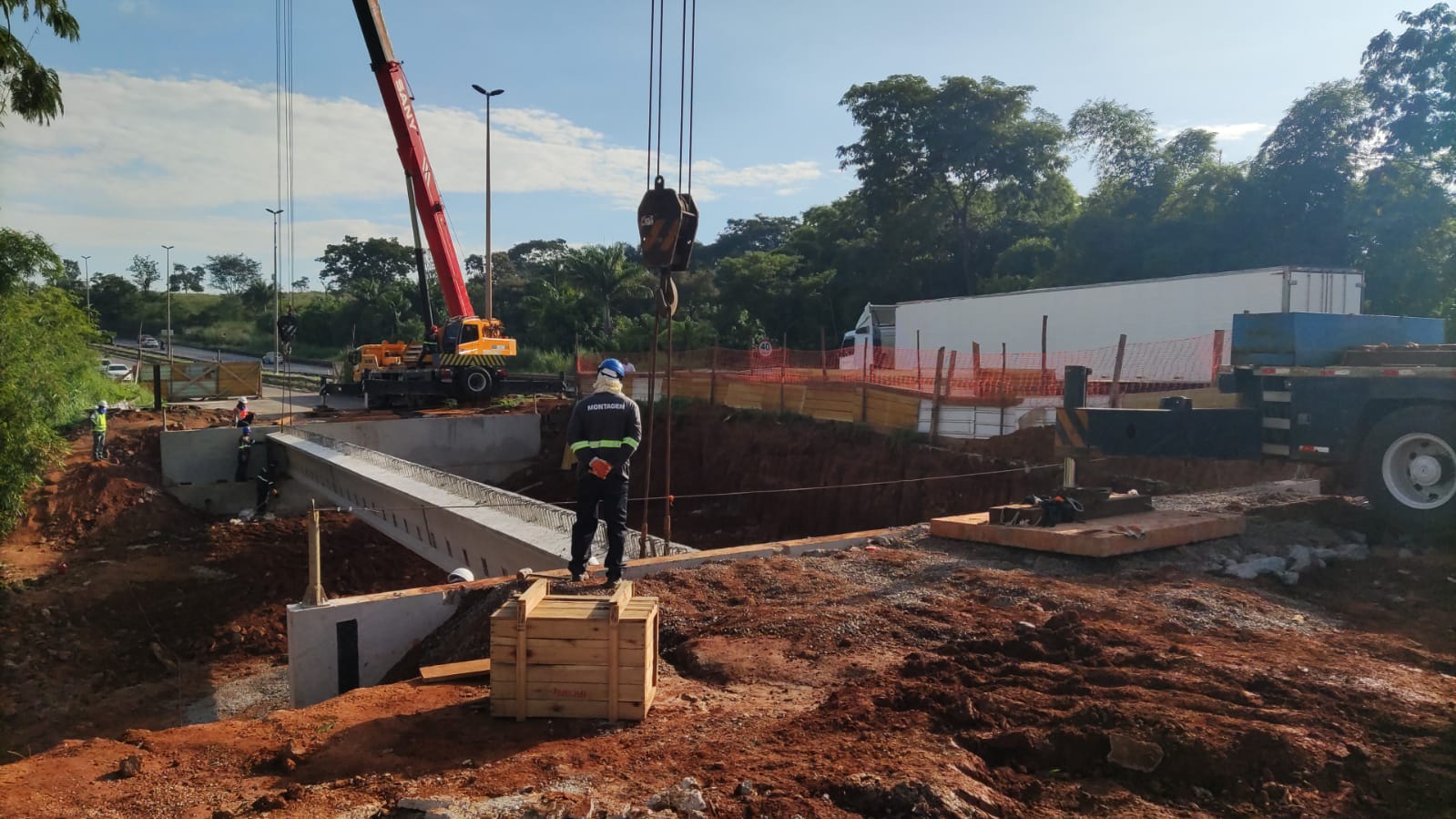 Interdição será entre 9 e 10 de abril. Tráfego é interditado na BR-153 para construção de ponte, em Aparecida de Goiânia