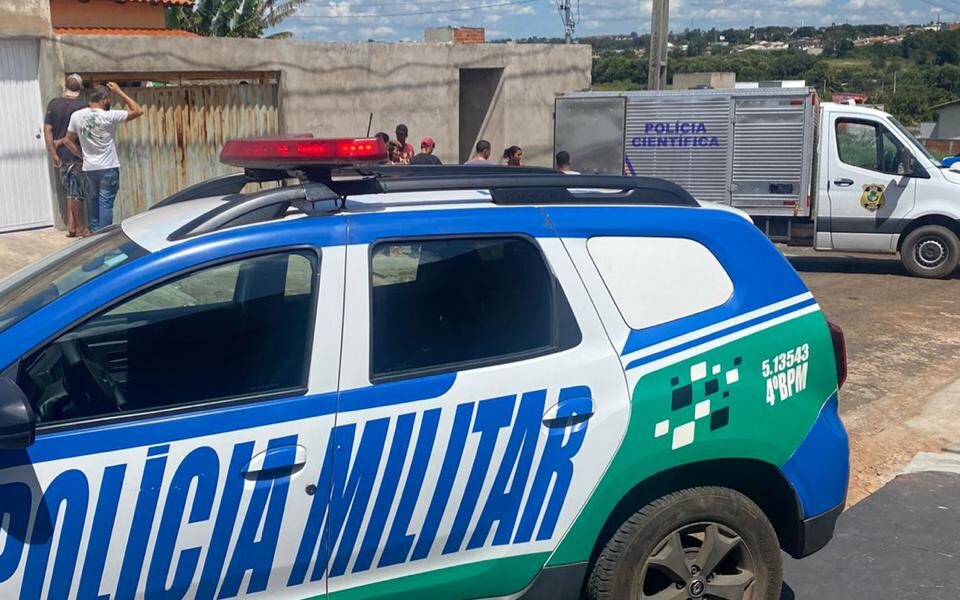 Vítima tinha 22 anos e foi alvo de vários disparos de arma de fogo (Foto: Jonathan Cavalcante/Mais Goiás)