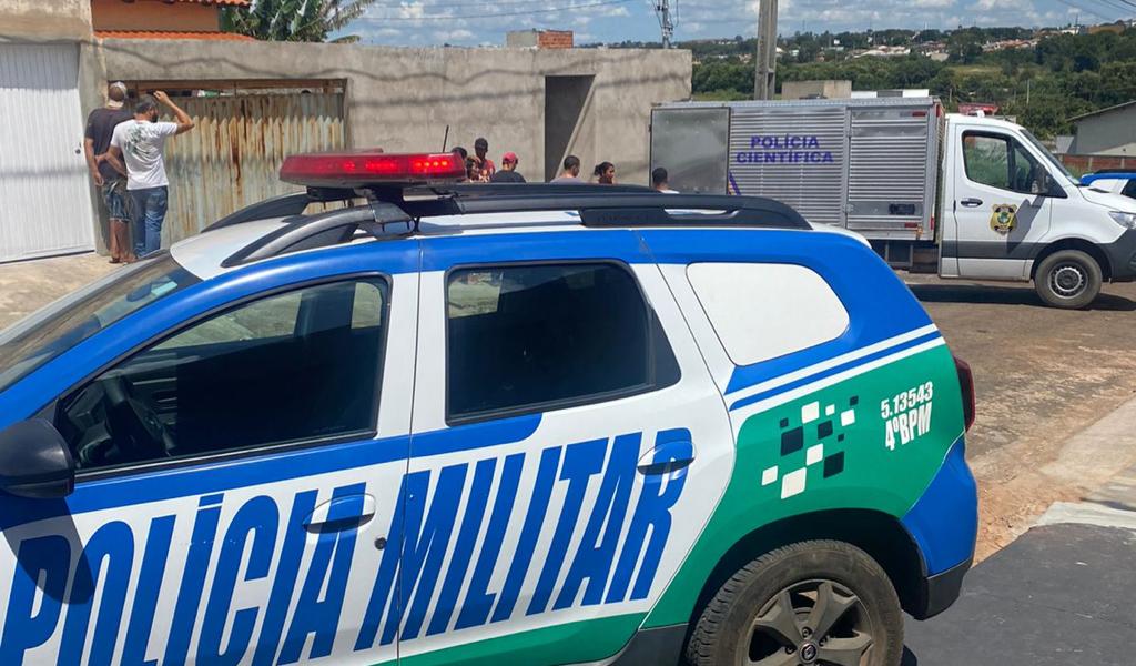 Vítima tinha 22 anos e foi alvo de vários disparos de arma de fogo (Foto: Jonathan Cavalcante/Mais Goiás)