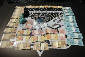 Polícia prende dois por suspeita de tráfico de drogas em Uruaçu (GO)