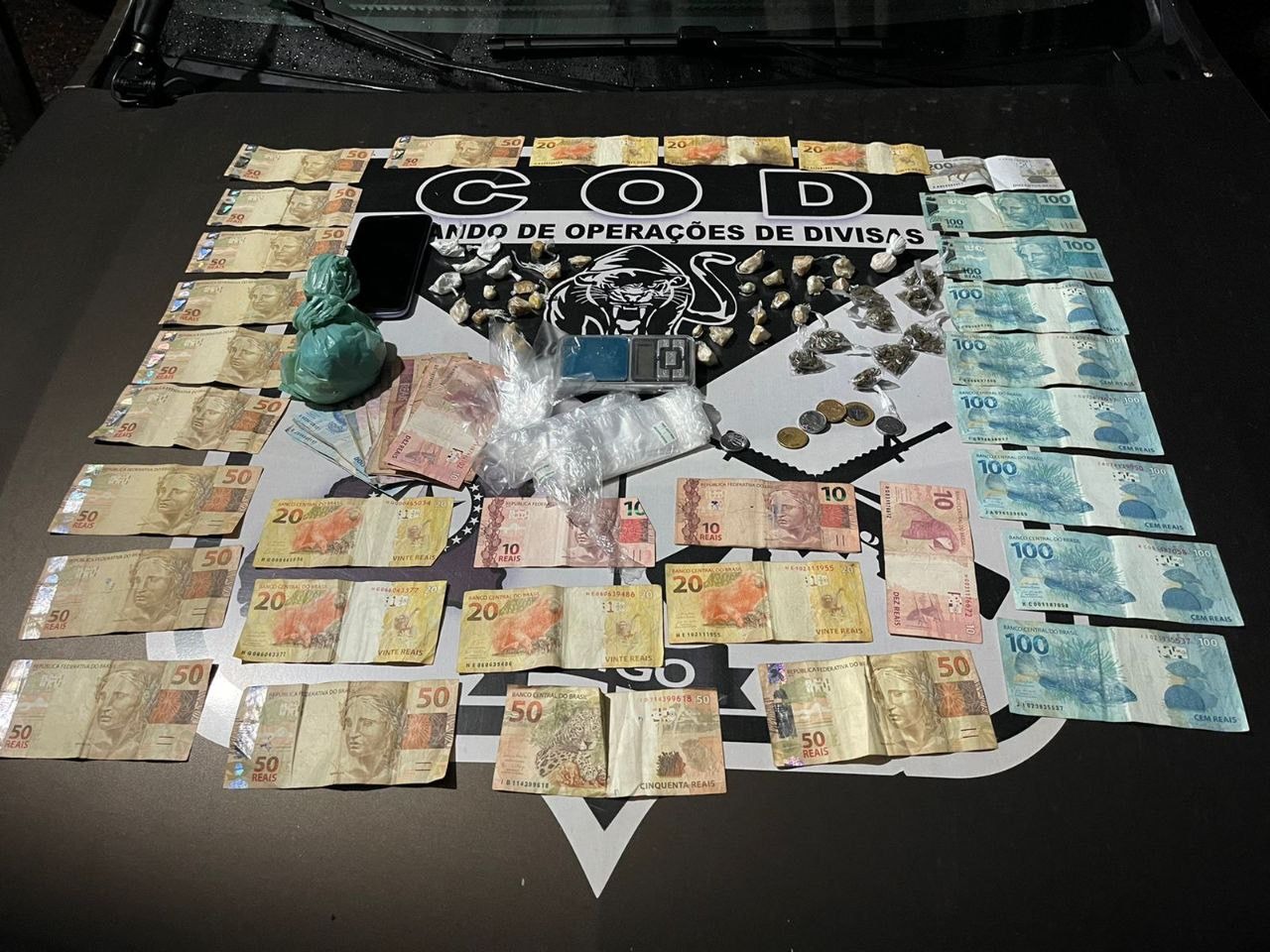 Polícia prende dois por suspeita de tráfico de drogas em Uruaçu (GO)