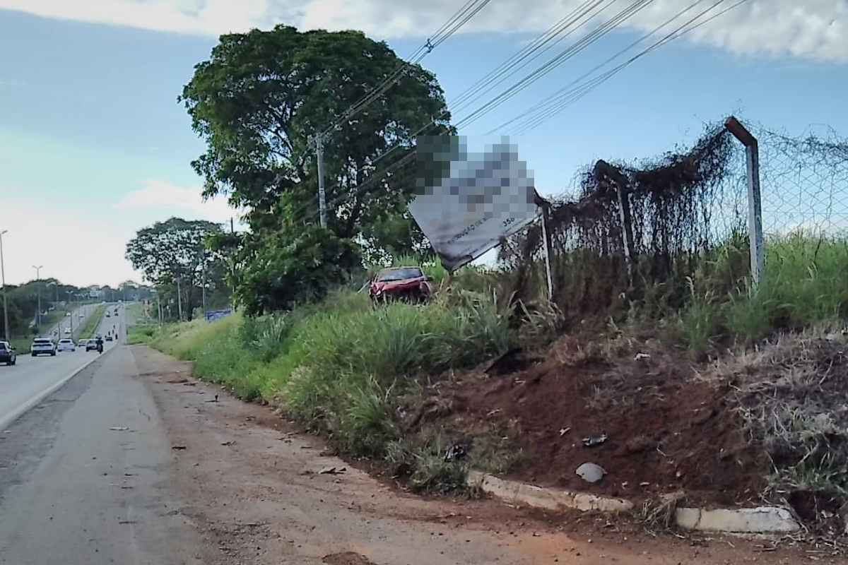 Vítima apresentava um traumatismo craniano, mas estava consienciente, do lado de fora do carro.