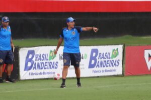 Eduardo Souza, treinador da Aparecidense no CT do Dragão