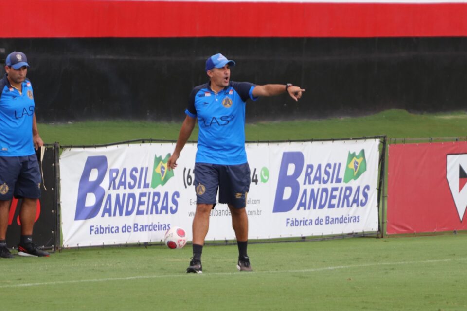 Eduardo Souza, treinador da Aparecidense no CT do Dragão