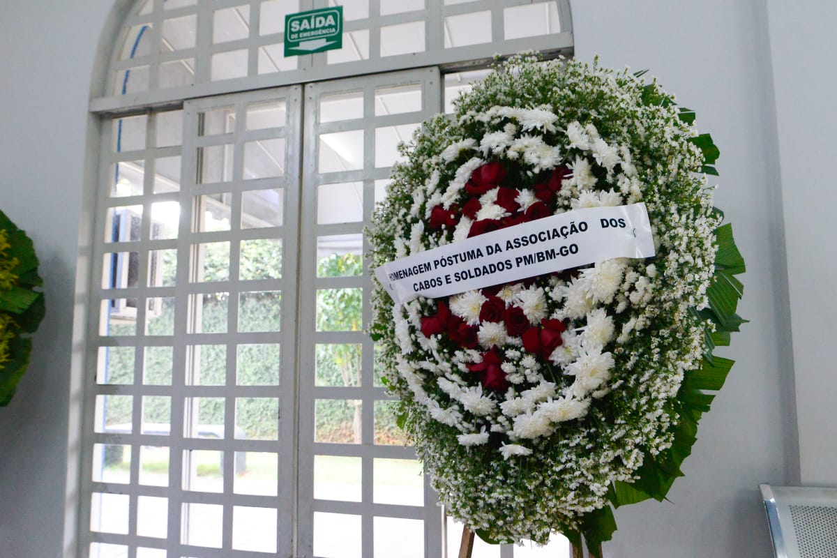 Policiais militares enviaram uma coroa de flores em homenagem póstuma à Neuza.