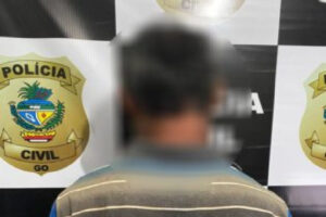 A Polícia Civil prendeu um homem suspeito de tentar matar a esposa na cidade goiana de Formosa, no entorno do Distrito Federal (DF). De acordo com as investigações, o suspeito agrediu a mulher durante uma discussão por ela ter quase derrapado enquanto dirigia uma moto.