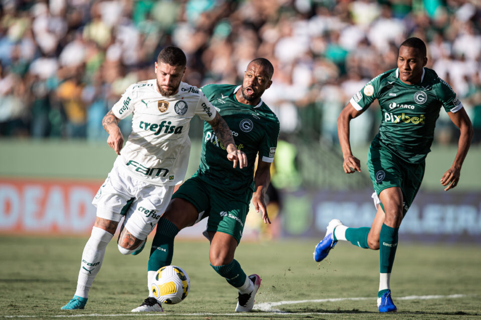 Zé Rafael sendo marcado por Sidnei no empate