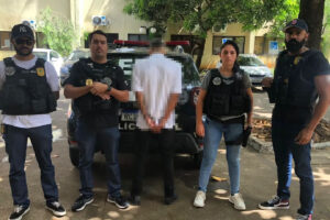 A Polícia Civil prendeu em flagrante um jovem de 21 anos suspeito de aplicar um golpe de mais de R$ 7 mil contra um idosa, em Goiânia. Crime e prisão aconteceram nesta quinta-feira (28), no Jardim Dom Fernando I, Goiânia-GO. Segundo os policiais, além de praticar o golpe, rapaz também recebeu dinheiro da idosa em sua conta.