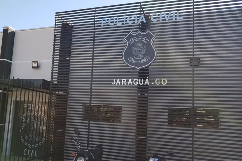 Uma idosa de 65 anos denunciou à Polícia Civil que o filho a injuriou, quebrou móveis e a proibiu de entrar na própria casa. O caso aconteceu nesta quarta-feira (6), em Jaraguá. O suspeito tem 40 anos e acabou preso em flagrante, mas, voltou a liberdade após pagar fiança.