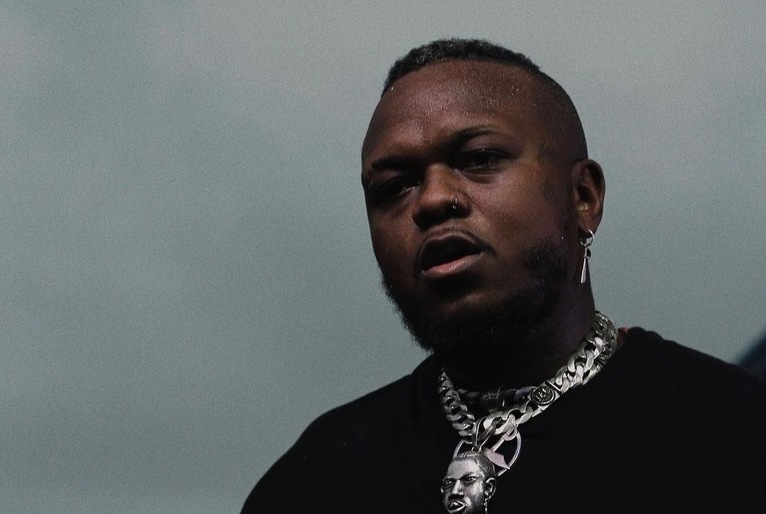 Bordão foi popularizado pelo rapper na música 'Olho de tigre'. Djonga se pronuncia após Justiça proibir 'Fogo nos racistas' em rede social