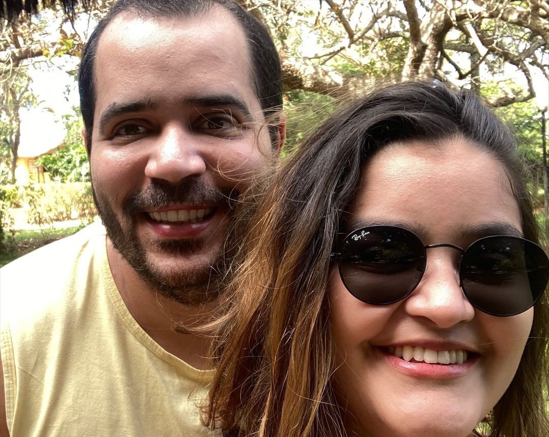 A pedagoga Anna Maria mostrou fotos tiradas momentos antes do médico Wilker Sabino se afogar em lago de Terezópolis (GO). (Foto: reprodução/redes sociais)