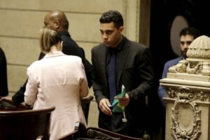 Gabriel Monteiro tem condenação por insinuar que médico tinha relações em UPA: 'Exercício arbitrário e abusivo dos poderes', diz juiz