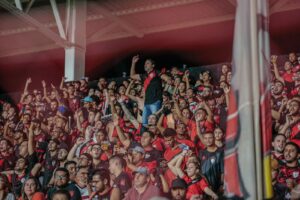 Torcida do Atlético Goianiense no estádio Antônio Accioly