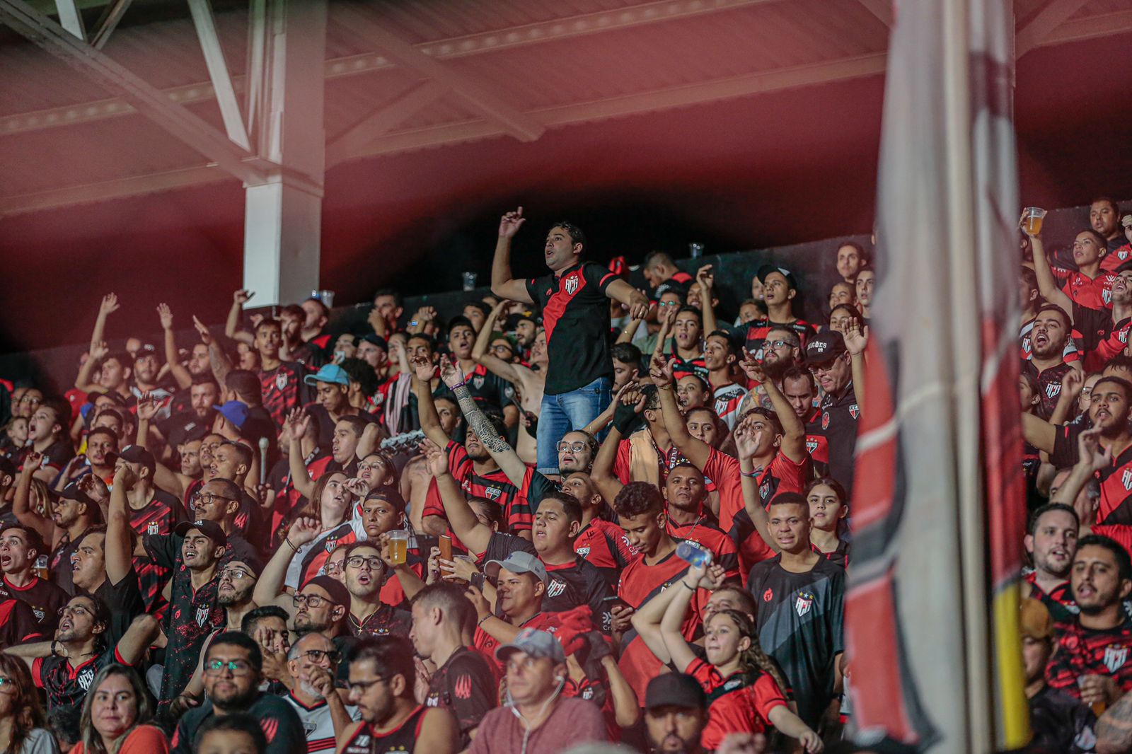 Torcida do Atlético Goianiense no estádio Antônio Accioly