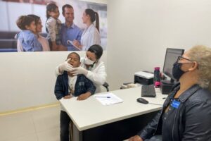 Fonoaudióloga Dircilene Bueno presta o primeiro atendimento ao garoto Fellipe Mendes Passos (Foto: Divulgação)