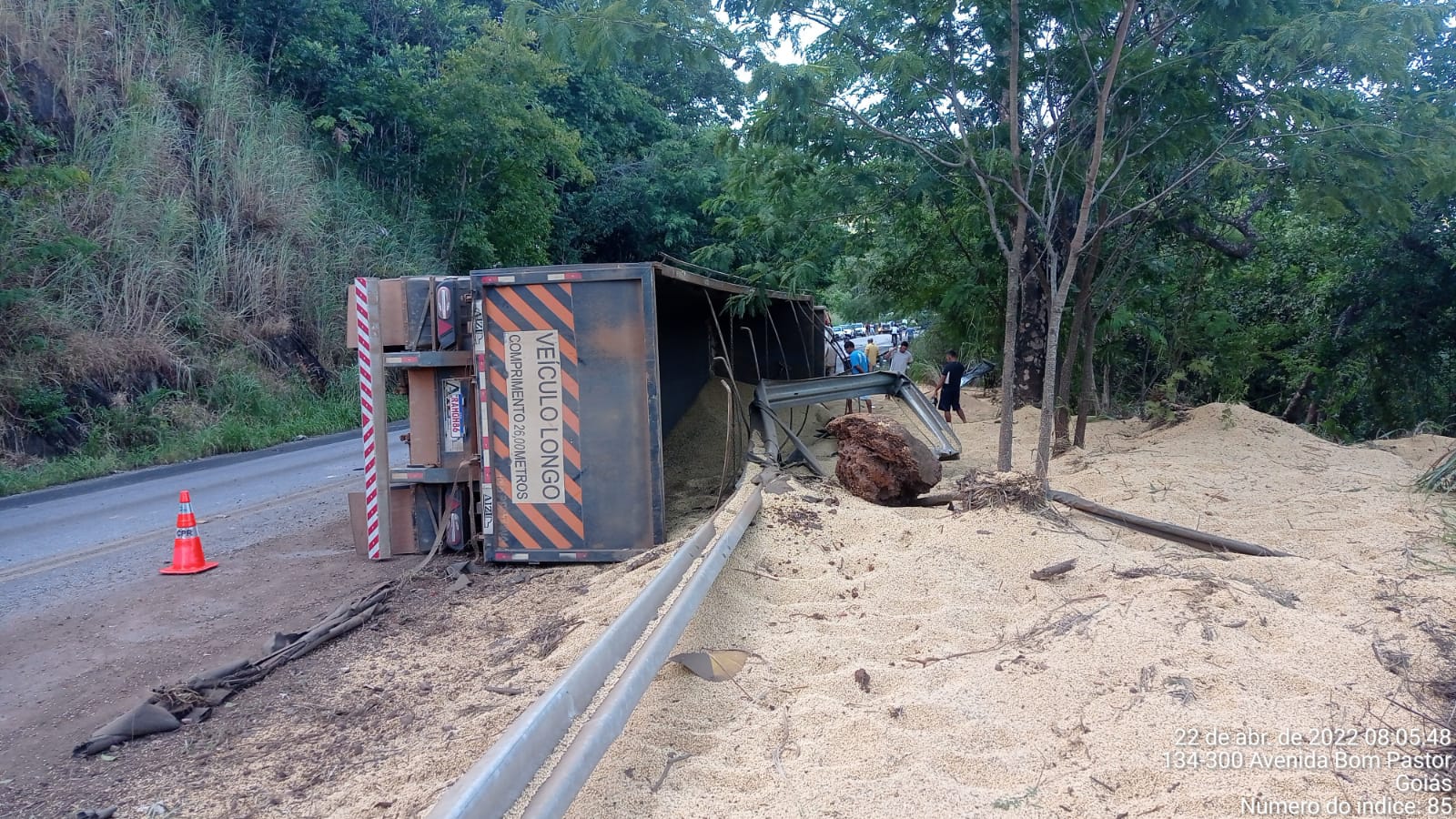 Caminhoneiro morre após carreta com soja tombar na GO-164 em Cidade de Goiás