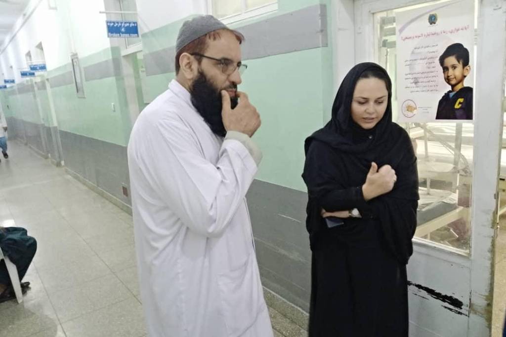 Enfermeira brasileira coordena 33 hospitais no Afeganistão e negocia com talibãs