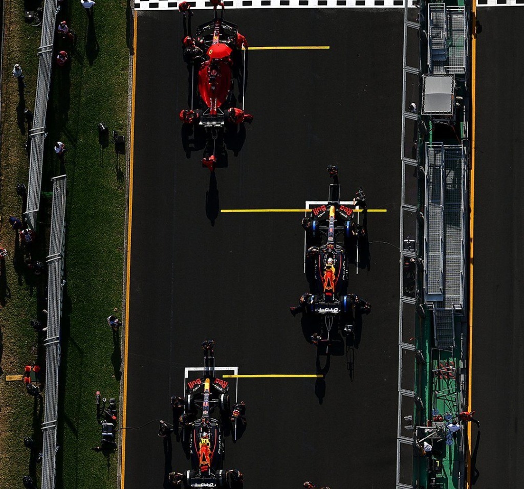 Carros enfileirados da Fórmula 1