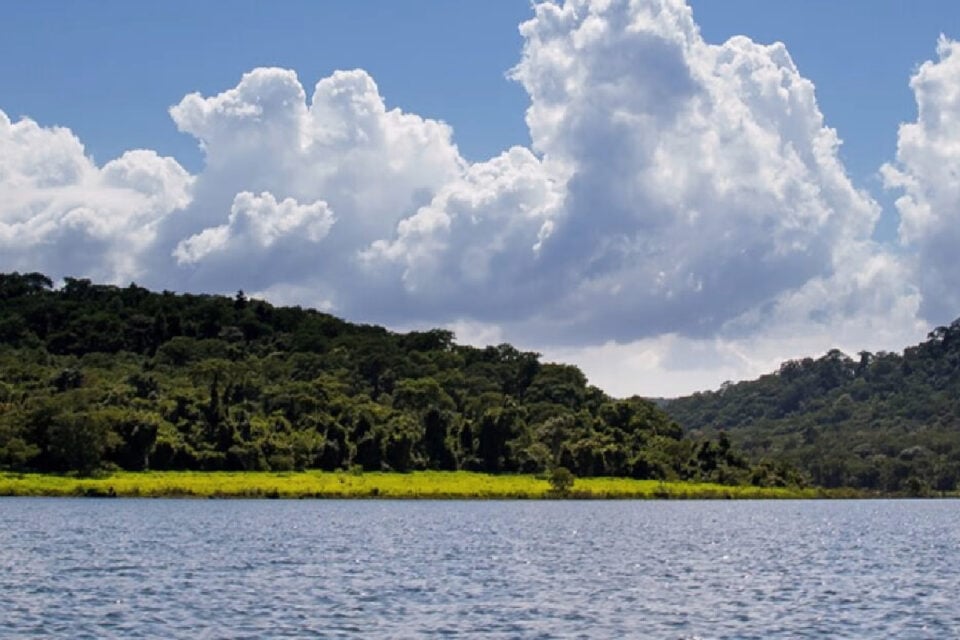 O Governo de Goiás abandonou o projeto que pretendia usar o reservatório da Barragem João Leite e do Parque Estadual Altamiro de Moura Pacheco para práticas de lazer e turismo, como pesca, canoagem e até churrasco. O comunicado foi dado por meio de nota, nesta sexta-feira (22). A proposta teve uma repercussão negativa e vinha sofrendo críticas de especialistas e da própria população, já que o espelho d´água é responsável pelo abastecimento público da capital e região metropolitana.