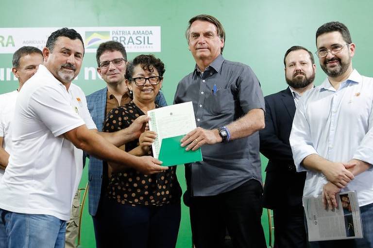 Forma de entrega contradiz regras do Incra; presidente também inaugura complexo evangélico de rádio e TV Bolsonaro terra sem registro