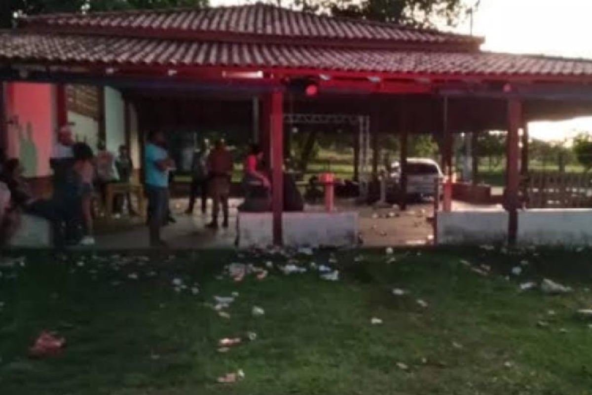 A vítima não resistiu aos ferimentos e morreu no local, enquanto o suspeito fugiu. 