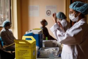 Enfermeira prepara vacina contra Covid-19 para aplicação. País registra queda no número de mortes pela doença