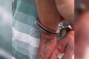 Segundo a PM, o indivíduo é membro de facção criminosa (Foto: Reprodução)