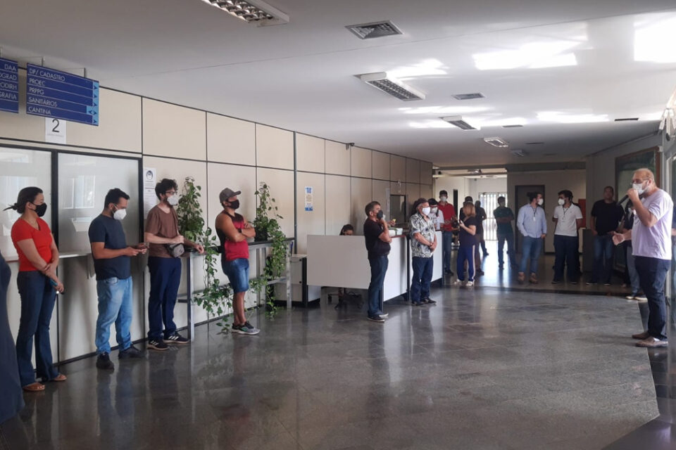 Servidores públicos federais ocupam reitorias da UFG e IFG em ato por reajuste salarial