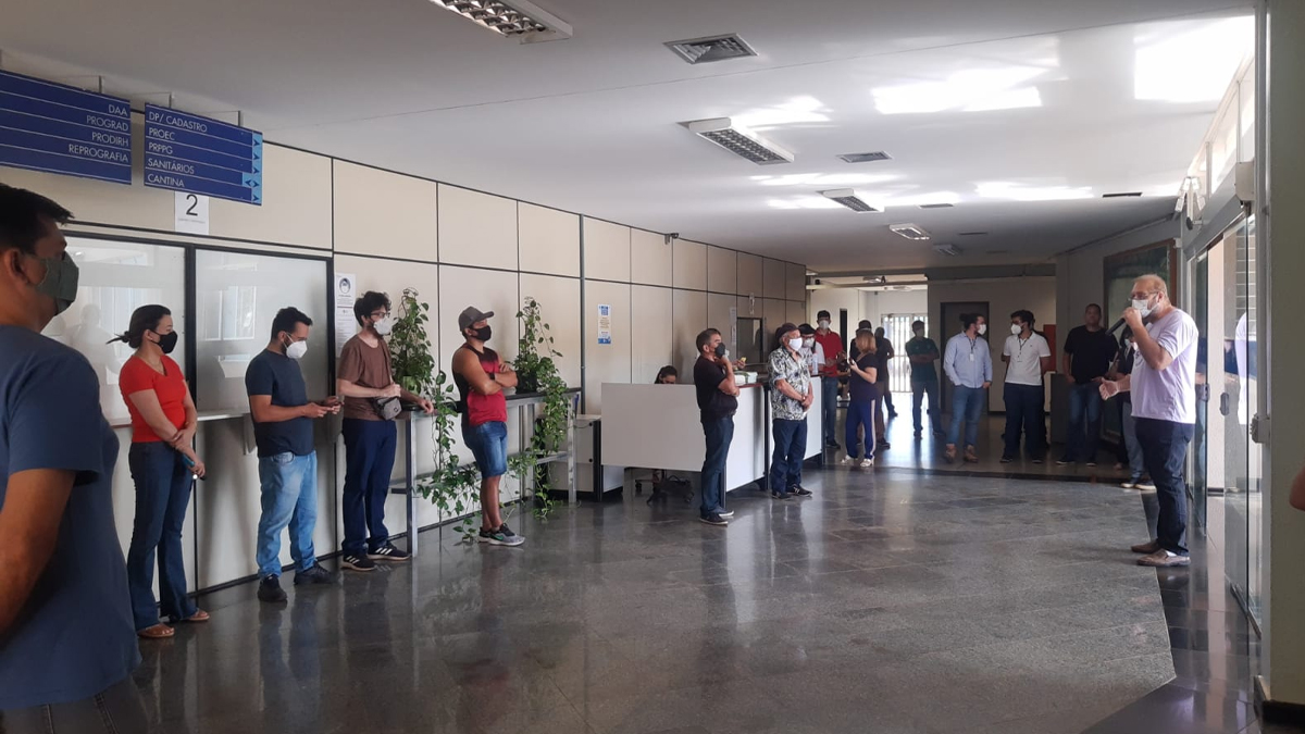 Servidores públicos federais ocupam reitorias da UFG e IFG em ato por reajuste salarial