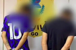 A Polícia Civil prendeu dois jovens suspeitos de organizar uma emboscada, matar e esconder o corpo de um idoso, de 76 anos. O crime aconteceu no dia 7 de agosto do ano passado, na cidade de Vianópolis, Sudeste de Goiás. Porém, somente nesta quinta-feira (7), oito meses após o crime, é que os agentes conseguiram localizar a prender os rapazes.