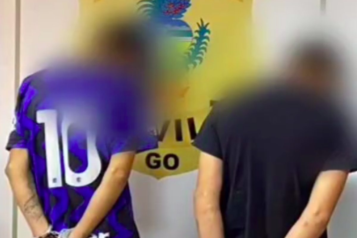 A Polícia Civil prendeu dois jovens suspeitos de organizar uma emboscada, matar e esconder o corpo de um idoso, de 76 anos. O crime aconteceu no dia 7 de agosto do ano passado, na cidade de Vianópolis, Sudeste de Goiás. Porém, somente nesta quinta-feira (7), oito meses após o crime, é que os agentes conseguiram localizar a prender os rapazes.