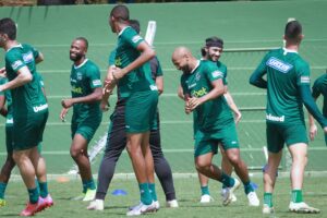Jogadores do Goiás em treinamento no CT do clube