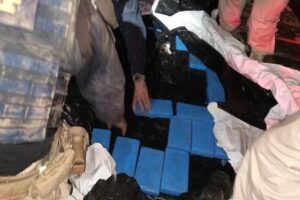 Dupla é presa com droga avaliada em R$30 milhões em Rio Verde (Foto: Divulgação/PRF)