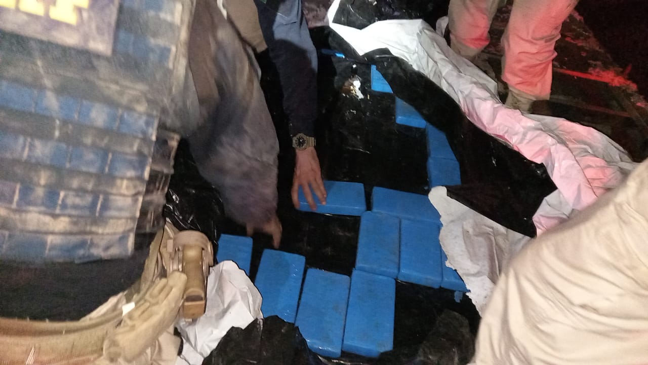 Dupla é presa com droga avaliada em R$30 milhões em Rio Verde (Foto: Divulgação/PRF)