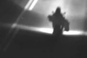 Filmagens de câmera de videomonitoramento mostram o suspeito levando o corpo de Sara em uma moto (Foto: Divulgação/Polícia Civil)