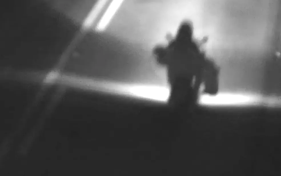 Filmagens de câmera de videomonitoramento mostram o suspeito levando o corpo de Sara em uma moto (Foto: Divulgação/Polícia Civil)