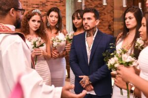 Arthur Urso e suas mulheres se mudaram para uma mansão em João Pessoa. Brasileiro casado com 8 mulheres tem muro de casa pichado com ofensas