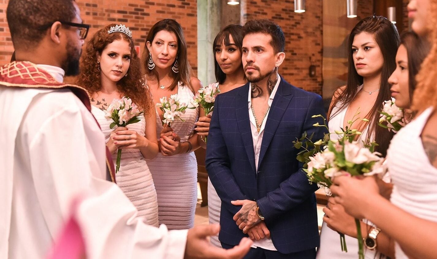 Arthur Urso e suas mulheres se mudaram para uma mansão em João Pessoa. Brasileiro casado com 8 mulheres tem muro de casa pichado com ofensas