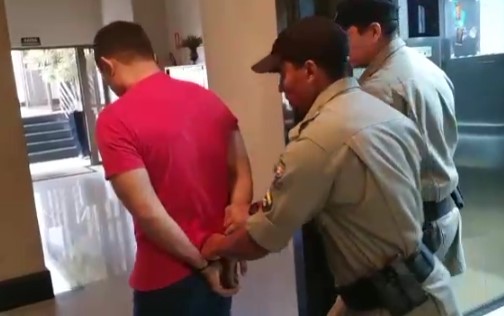 Suspeito de abusar da enteada de sete anos é preso em Goiânia (Foto: Reprodução - Video da PM)