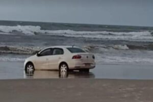 Uma idosa de 74 anos foi encontrada morta na manhã de sábado (23) dentro de um carro estacionado na areia da Praia da Itapeva, no RS. (Foto: reprodução)