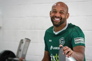 Experiente meia Fellipe Bastos, no Goiás