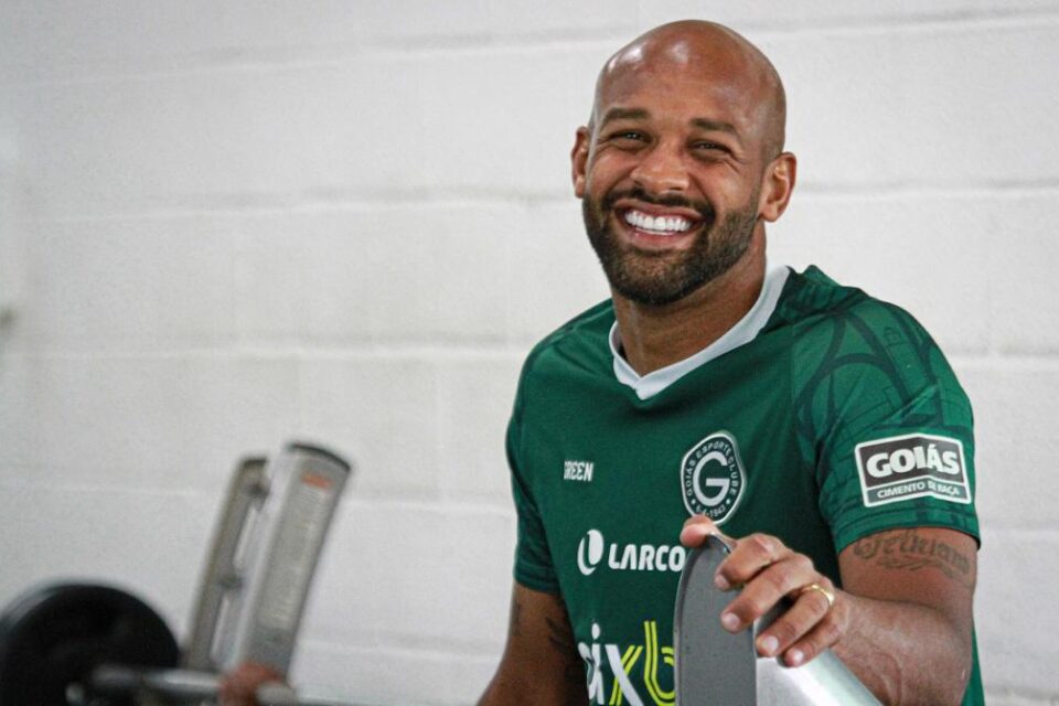 Experiente meia Fellipe Bastos, no Goiás