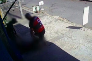 A Polícia Militar (PM) prendeu um rapaz de 20 anos por suspeita de matar Denis Rodrigues Gomes esfaqueado dentro de um lava jato. Além do jovem, um idoso de 71 anos também acabou preso por ajudar em a abandonar o corpo da vítima em uma calçada depois do crime. O crime e a prisão da dupla aconteceram durante o feriado de Tiradentes, nesta quinta-feira (21), no Jardim Luz, em Aparecida de Goiânia.