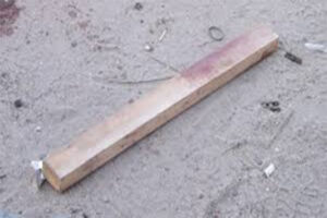 A Polícia Civil prendeu uma jovem de 19 anos suspeita de agredir a avó do ex-namorado com pauladas. O caso aconteceu nesta terça-feira (12), na cidade de Goianésia, Centro de Goiás. A vítima tem 74 anos e permitia que a garota morasse na casa dela mesmo após o fim do relacionamento com o neto, pois o casal teve um filho.