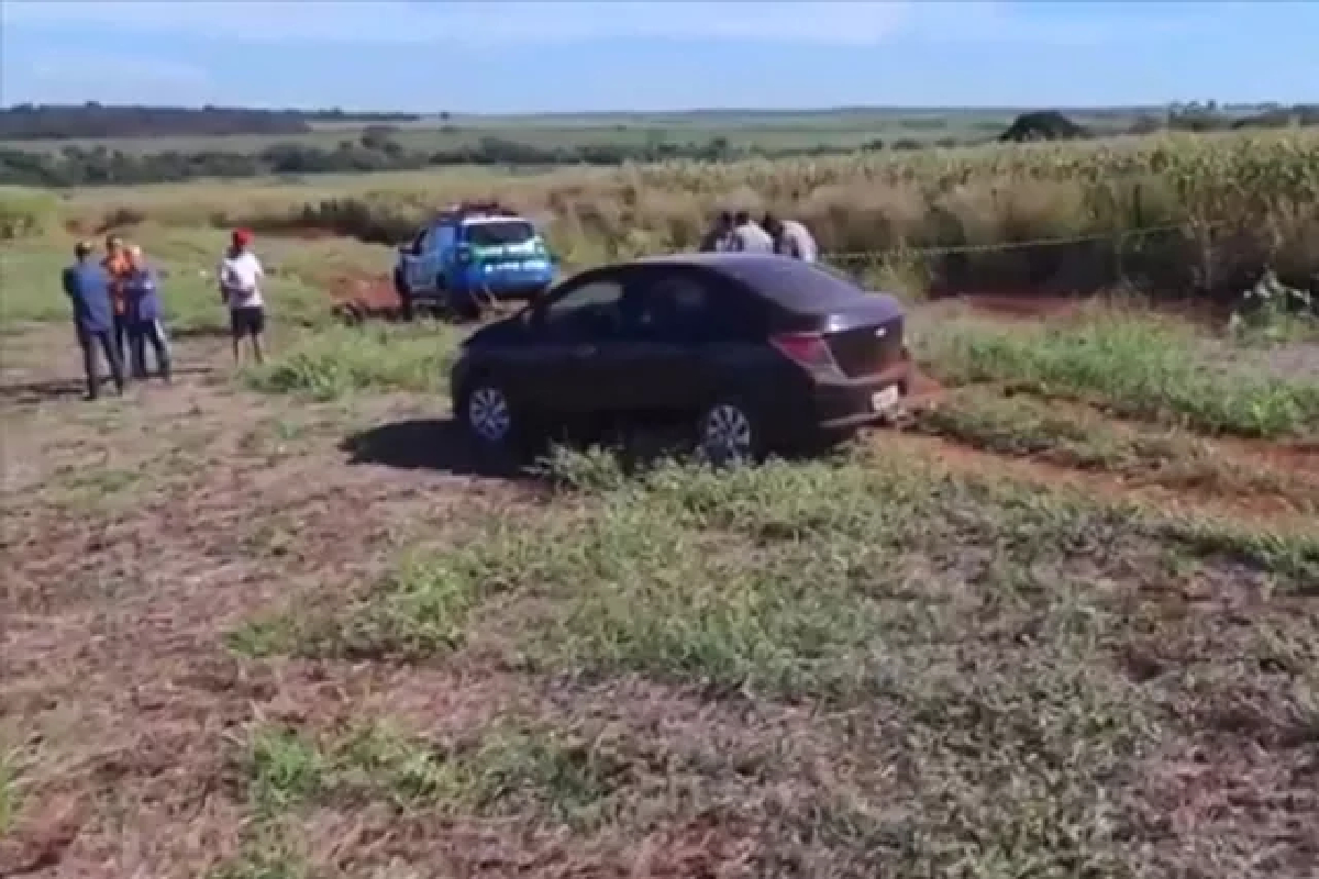 A Polícia Civil encontrou, nesta quarta-feira (26), o corpo de um menino de 10 anos em um milharal, na cidade de Maurilândia, Sudoeste de Goiás. A corporação acredita que a vítima seja Victor Henrique Alves dos Santos, que estava desaparecido há cerca de três dias. Como o corpo da criança já havia começado a se decompor e não havia nenhum documento de identificação com ela, a perícia realizará um exame de DNA para confirmar a identidade do corpo.