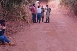 Bombeiros fazem busca no local. (Foto: Reprodução)