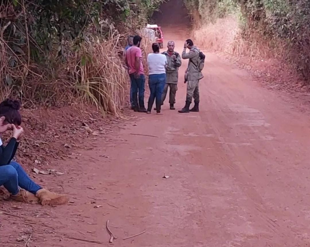 Bombeiros fazem busca no local. (Foto: Reprodução)